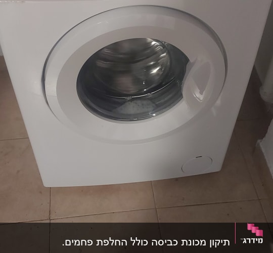 מכונת כביסה לבנה עם כפתורים ותצוגה דיגיטלית